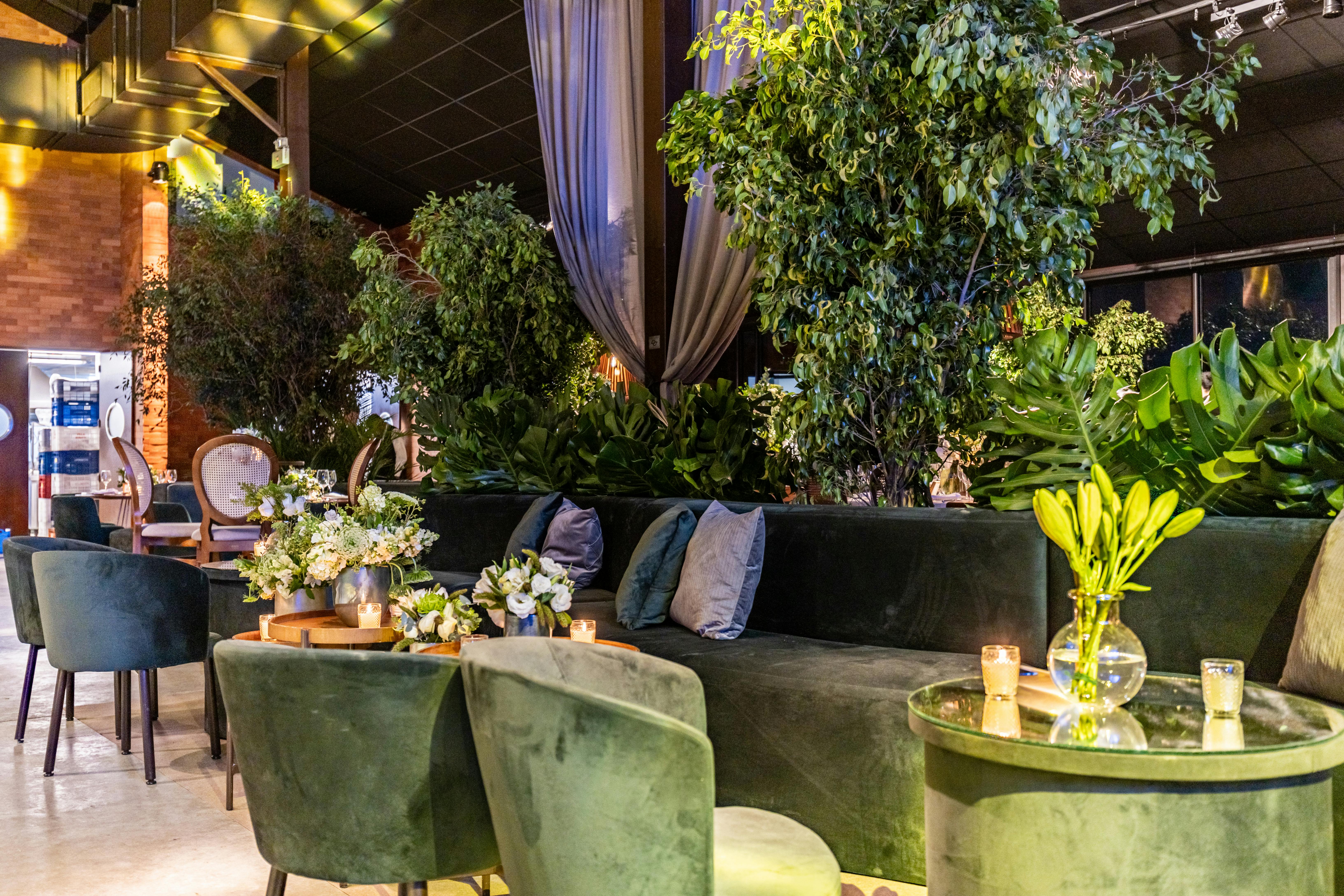 Interior de una oficina moderna con abundante vegetación